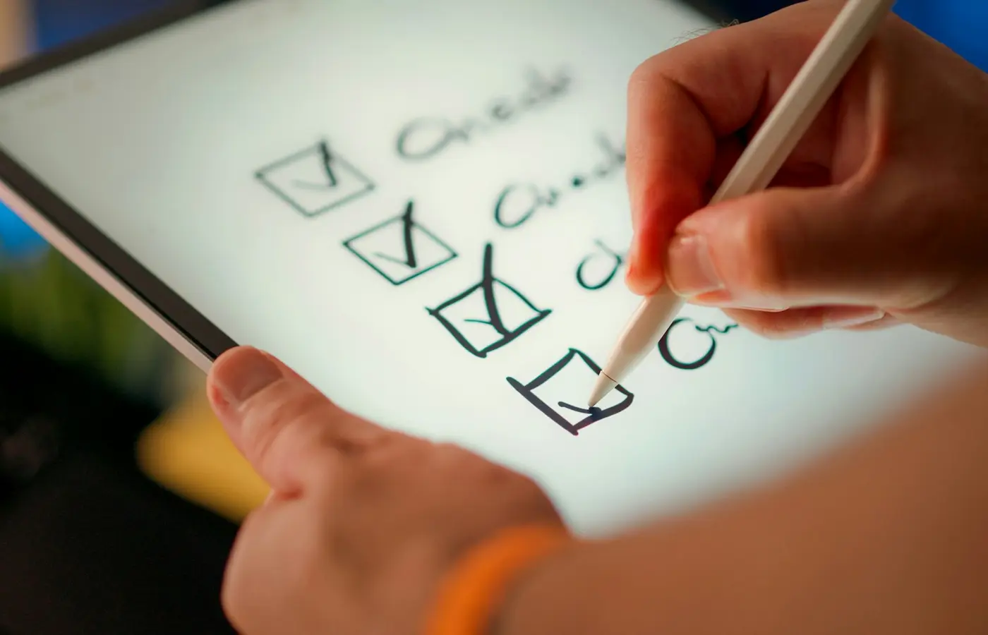 Tangan mencentang checklist digital untuk audit transparansi Crash Game