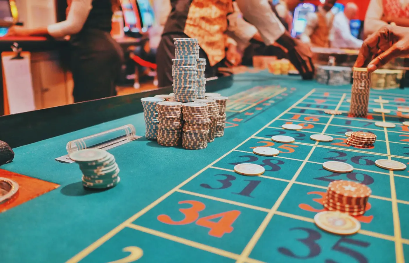 Meja kasino dengan chip sebagai ilustrasi nyata mekanisme multiplier Crash Games