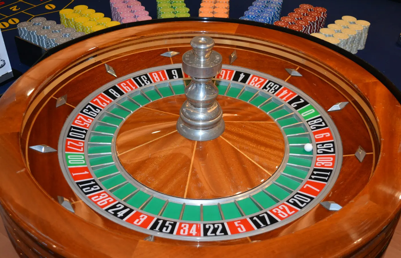 Roda roulette nyata untuk menjelaskan riwayat ronde dan gambler's fallacy