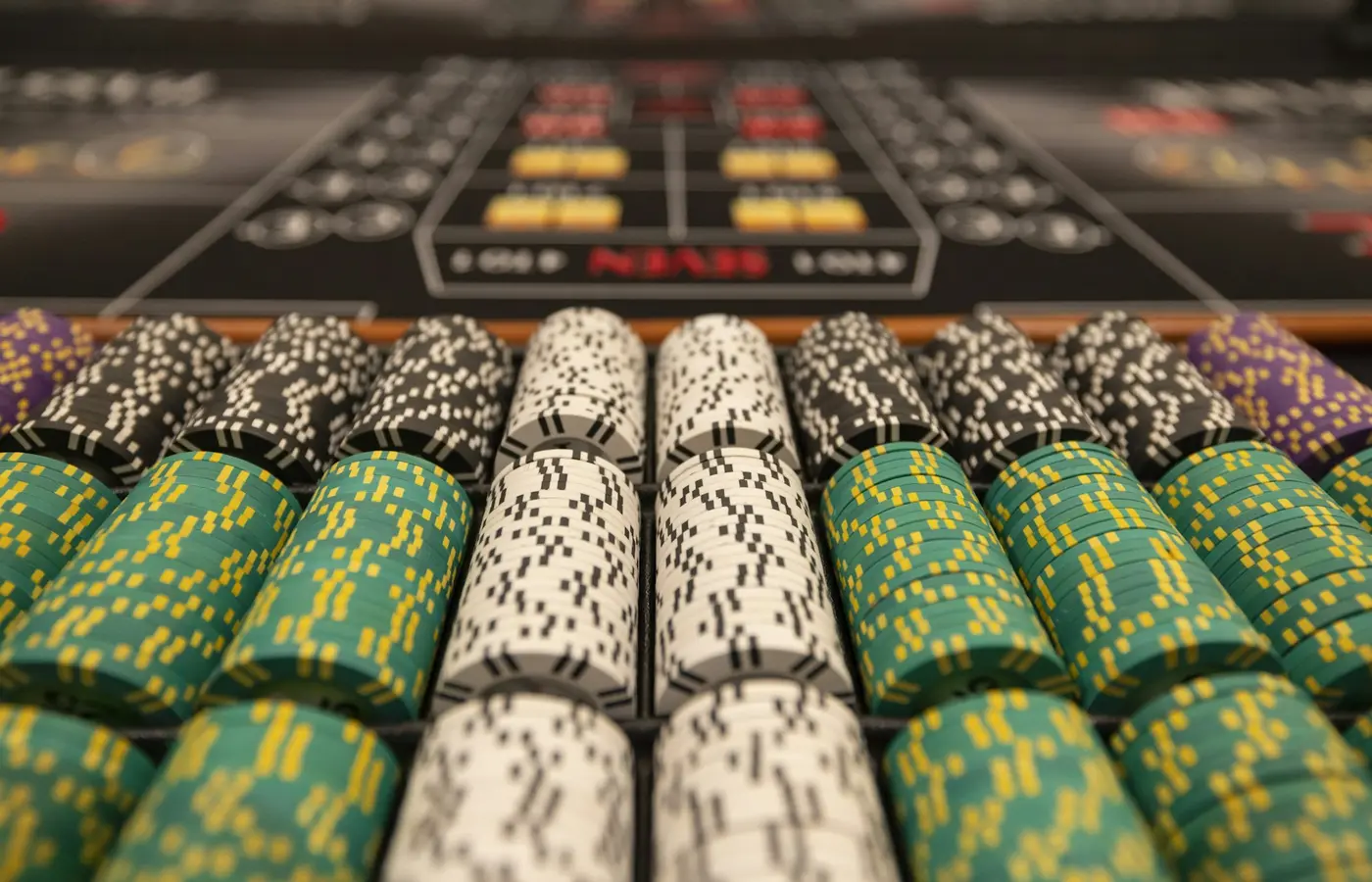 Tumpukan chip kasino nyata untuk menjelaskan target multiplier dan volatilitas